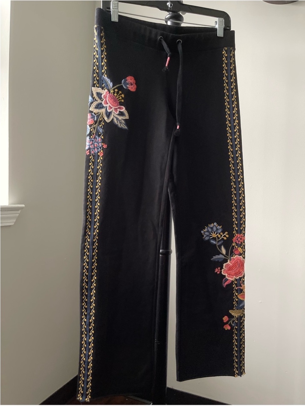 Paparazzi Black Floral
Sweatpants with Floral Side Embroidery Raw Hem M